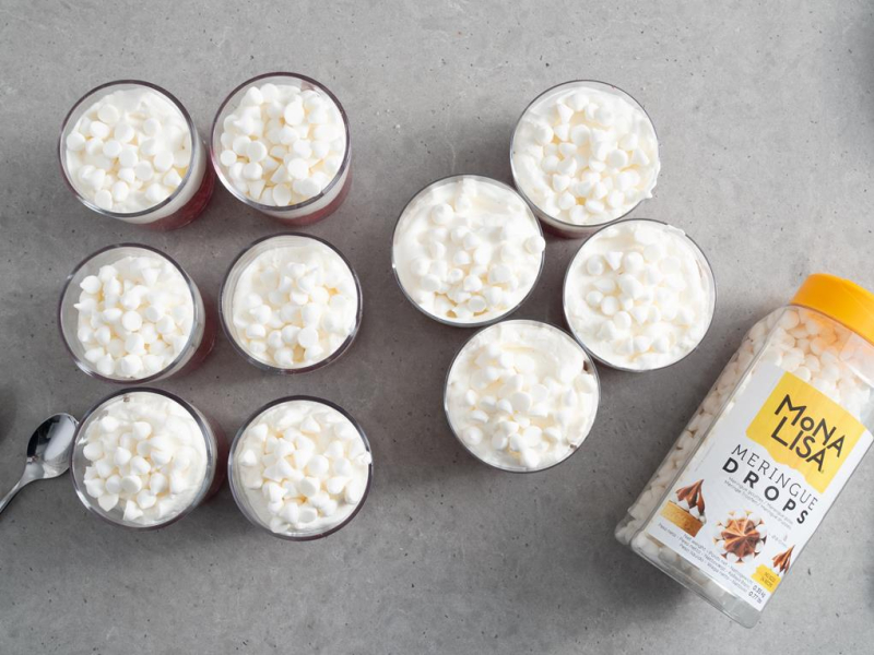 deser w szklankach z mini bezikami na wierzchu