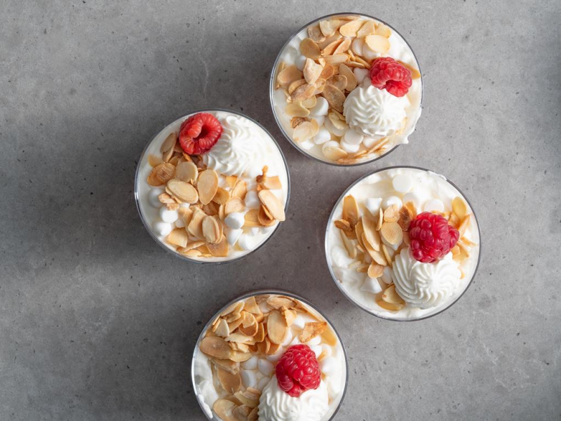 deser malinowa chmurka w szklanych naczyniach