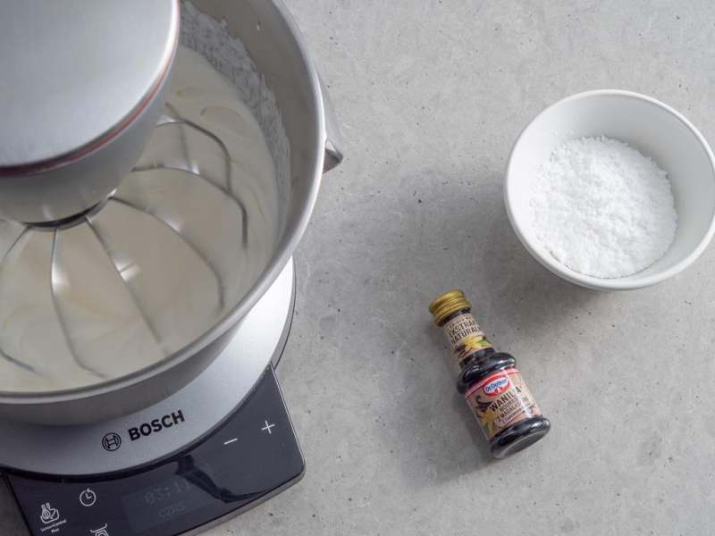 w misie robota ubijana śmietanka obok ekstrakt z wanilii Dr. Oetkera