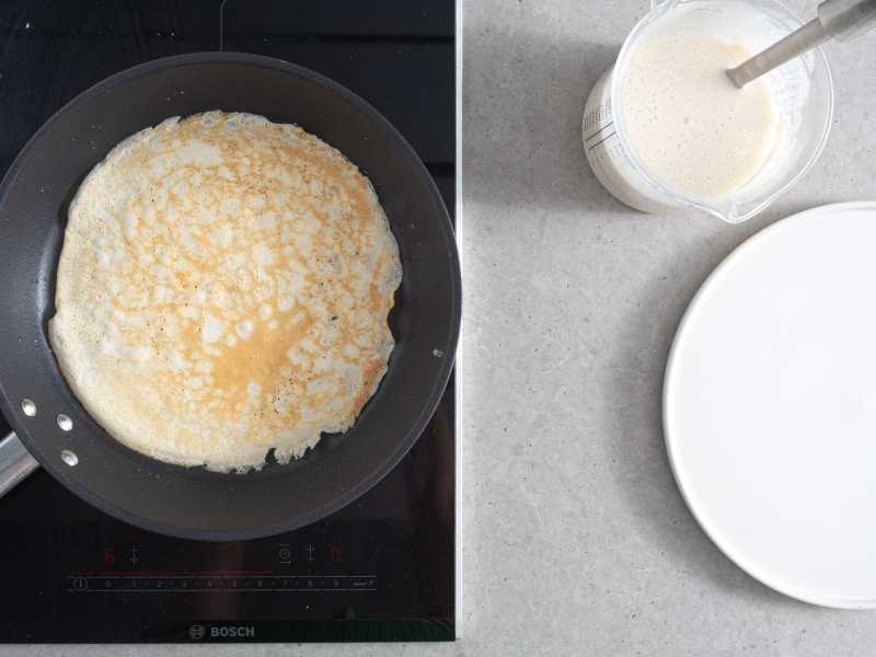 na patelni usmażony naleśnik