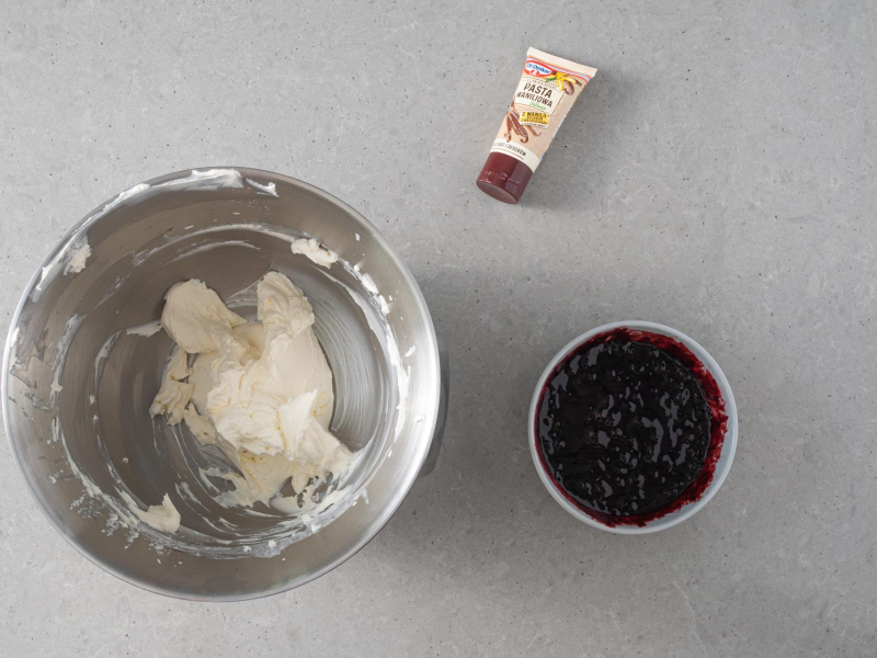 krem z mascarpone i śmietanki z pastą waniliową Dr. Oetkera i frużelina jagodowa w miseczce