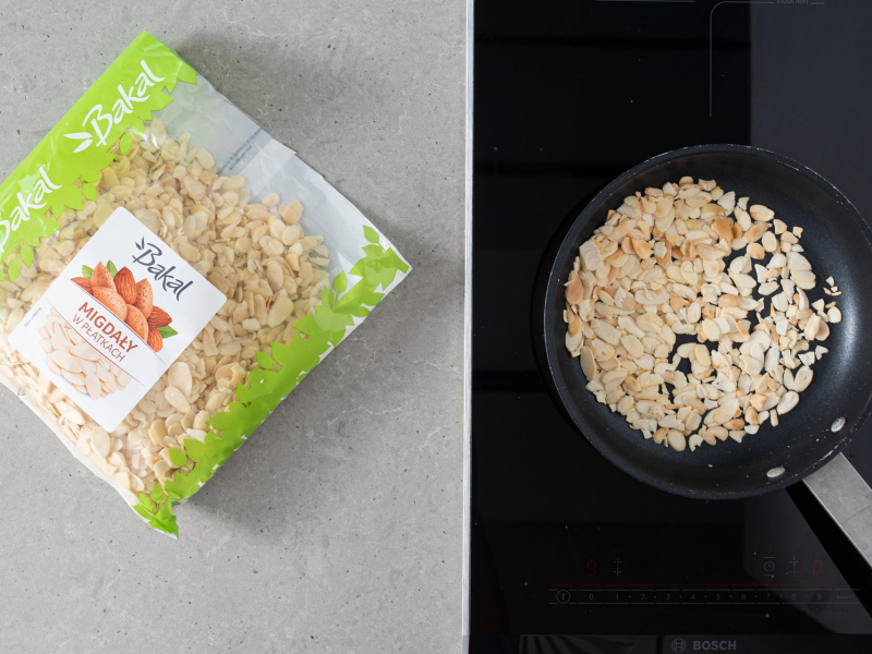 na suchej patelni uprażone płatki migdałów