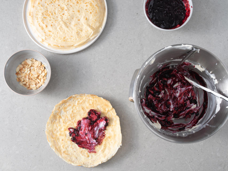 naleśnik z porcją kremu mascarpone z jagodami