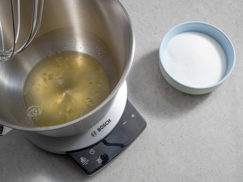 w misie robota kuchennego bosch białka obok w miseczce cukier