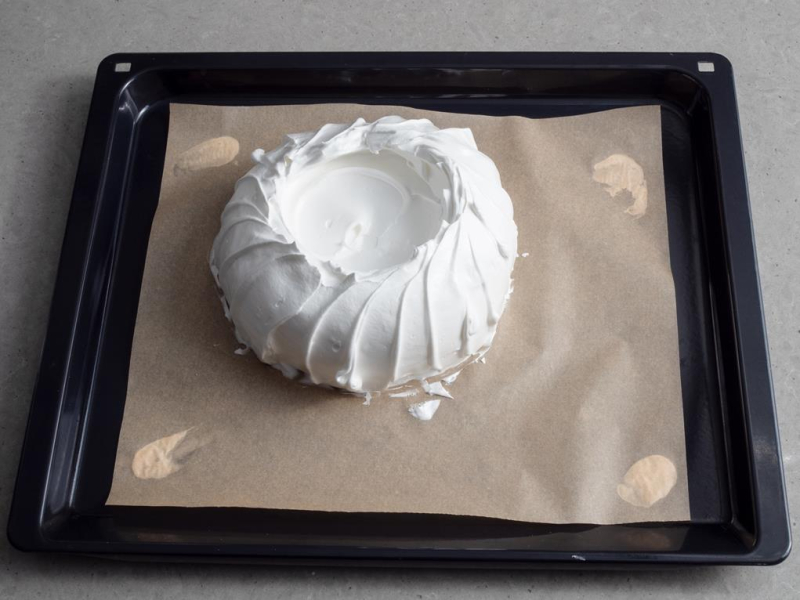 na blaszce z wyposażenia piekarnika uformowana beza pavlova