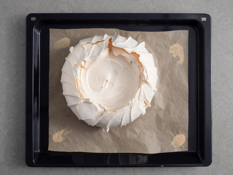 upieczona beza pavlova na blaszce wyłożonej papierem do pieczenia