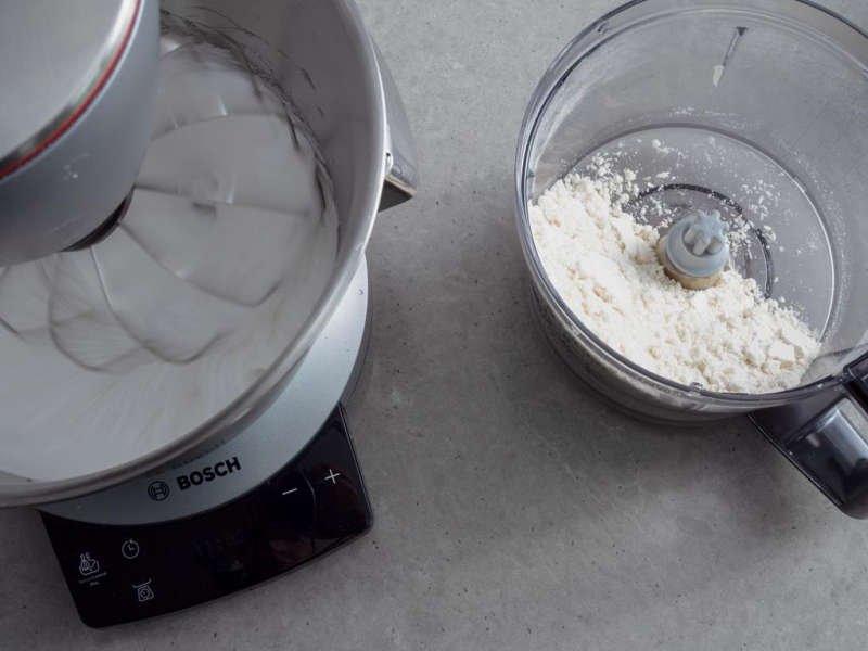 w robocie bosch ubijane białka na bezę obok malakser