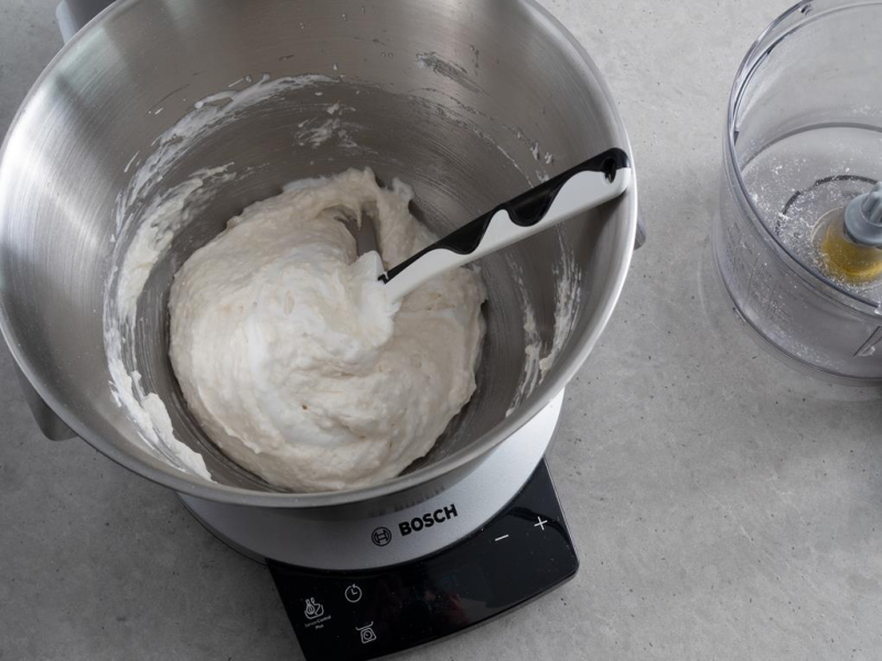 w metalowej misie wymieszana masa bezowa