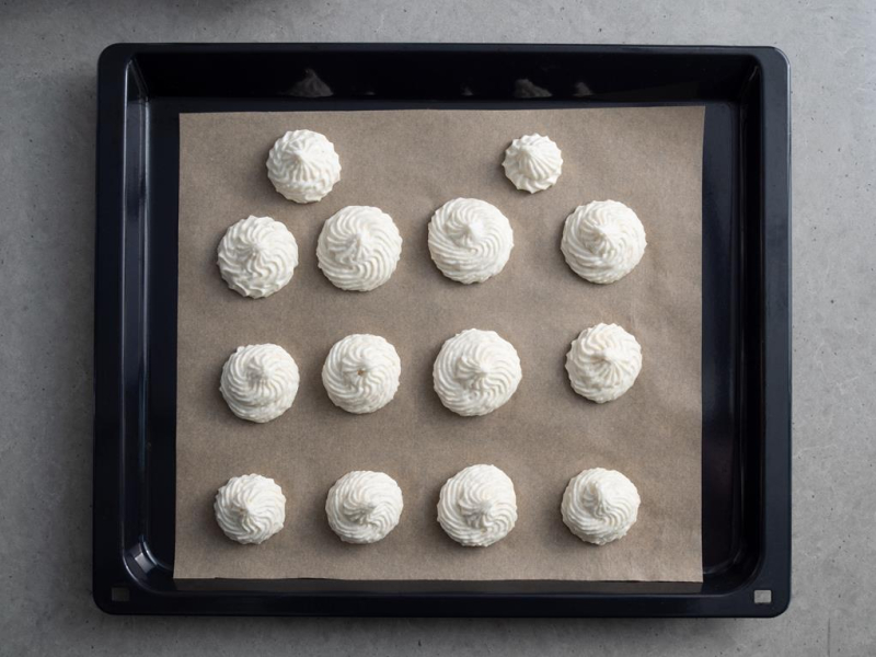 na blaszce wyłożonej papierem nieupieczone kokosanki