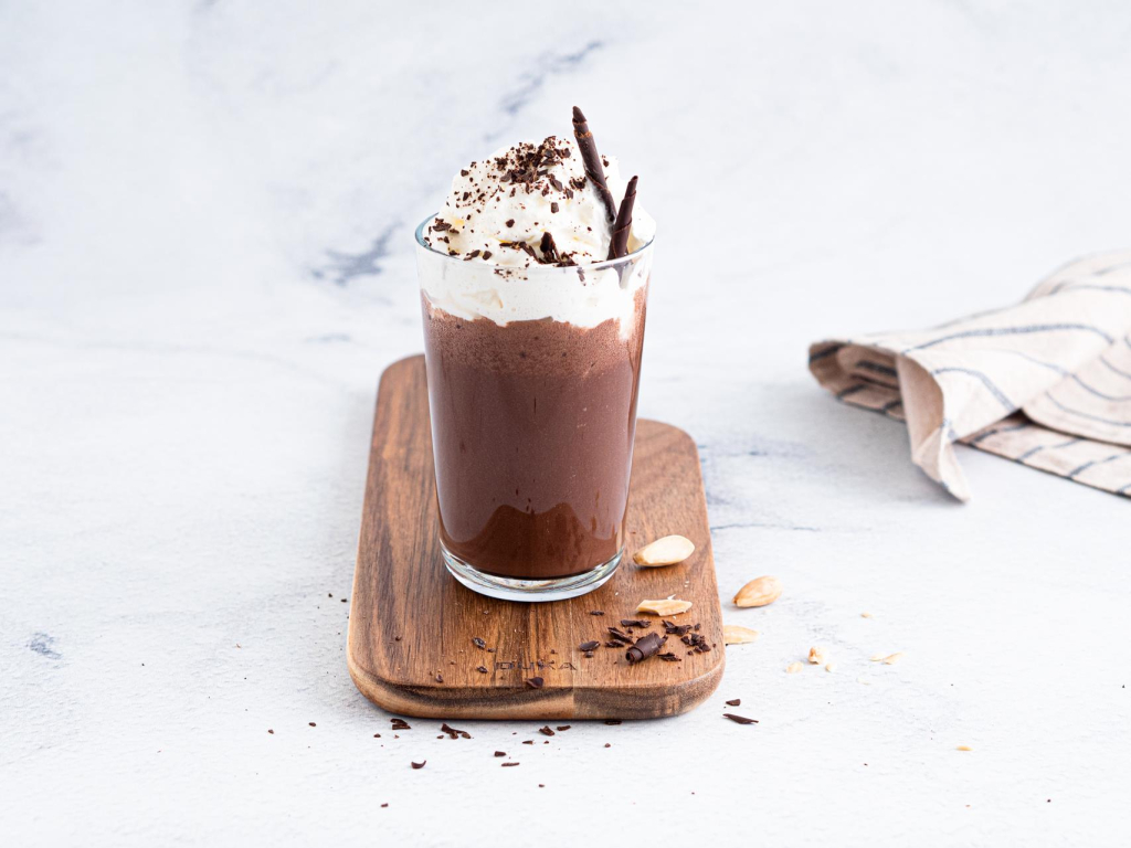 Shake czekoladowy z bitą śmietaną i czekoladową dekoracją - Przepis Wszystkiego Słodkiego