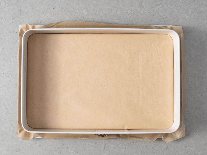 Spód prostokątnej formy, wyłożony papierem do pieczenia.