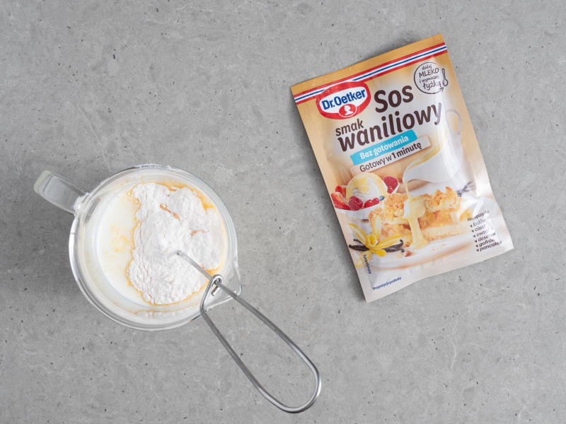 Opakowanie sosu waniliowego Dr. Oetkera. Obok wymieszany sos.
