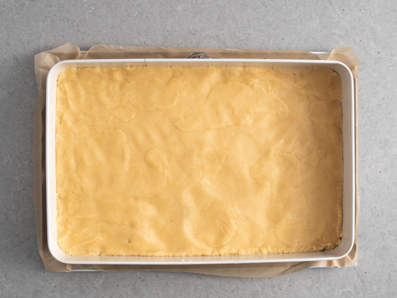 Wyłożone ciasto w formie.