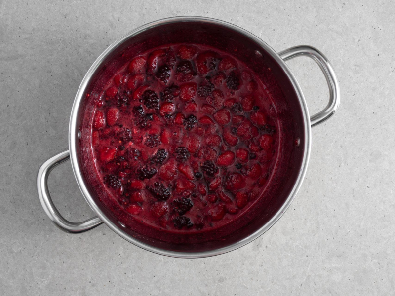 Przygotowany dżem z owoców w garnku.