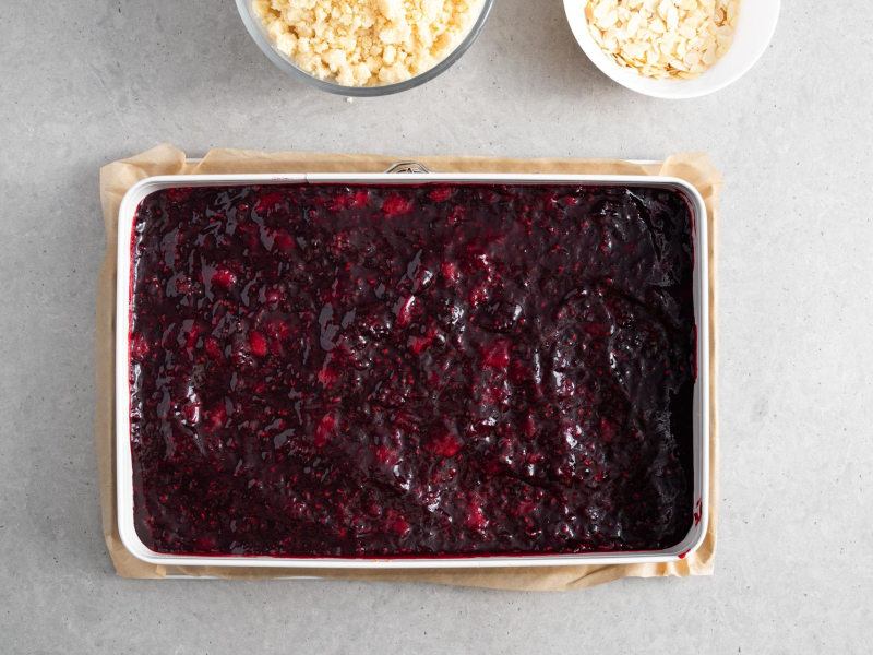 Dżem z owoców wyłożony na cieście.