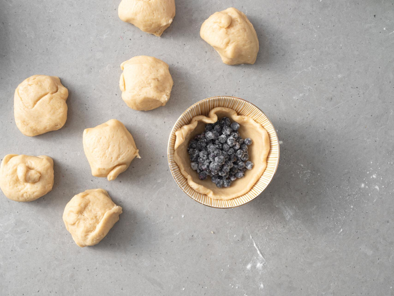 Nakładanie jagodowego nadzienia do jagodzianek.