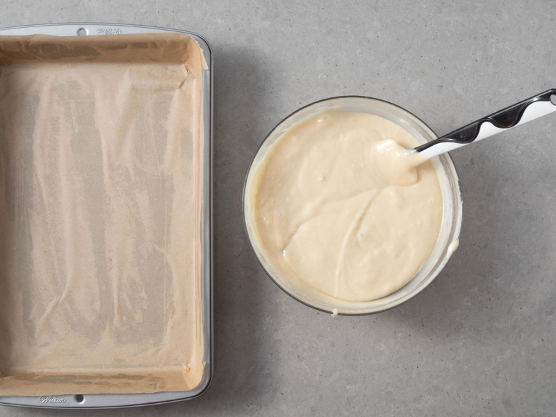 Przygotowana forma do pieczenia i obok przygotowane ciasto.