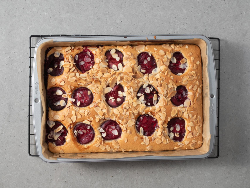 Upieczone ciasto ze śliwkami bez jajek.