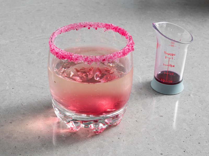 Przygotowanie drinka mimoza z arbuzem.