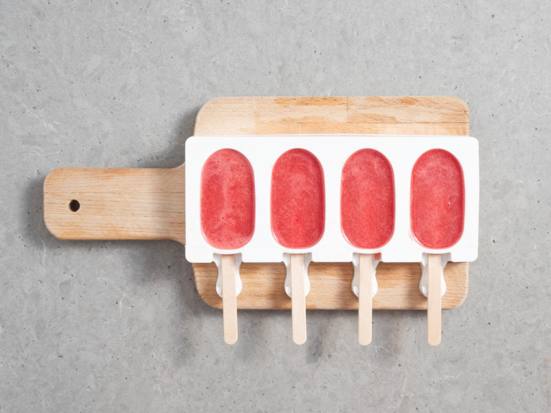 Foremki do lodów wypełnione musem arbuzowym.