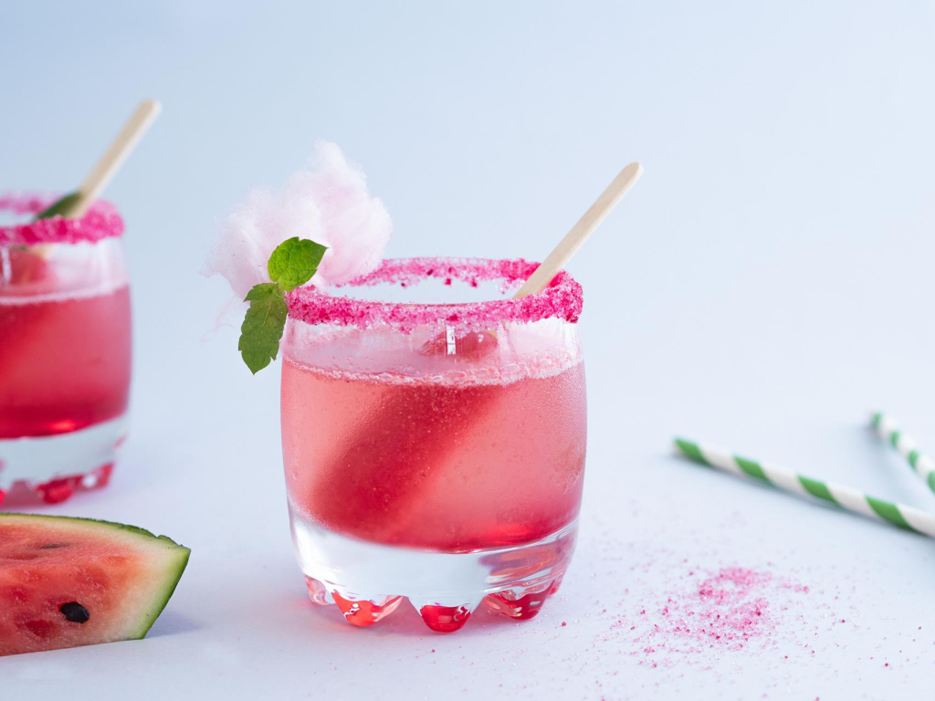 Letni drink arbuzowa mimoza z kolorowym cukrem i watą cukrową - Przepis Wszystkiego Słodkiego