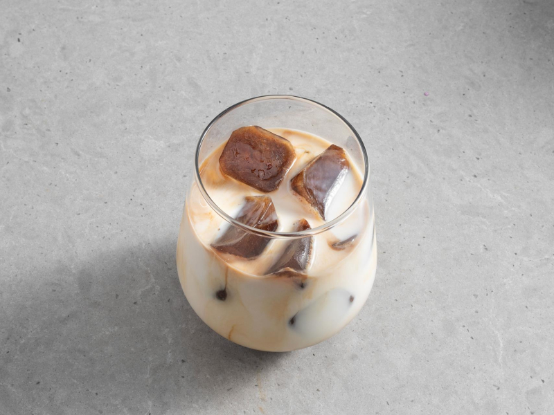 Mrożona kawa tiramisu zalana mlekiem.