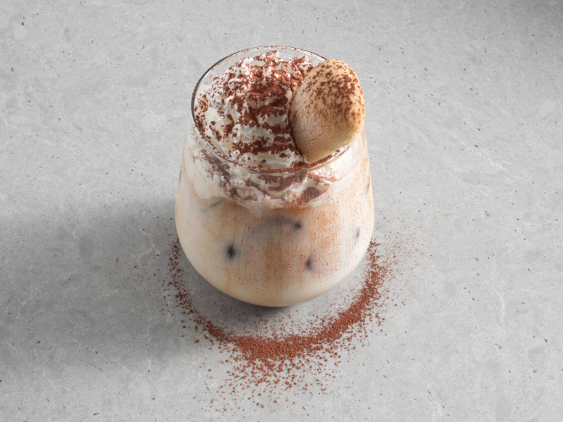 Gotowa mrożona kawa tiramisu z biszkoptem i bitą śmietaną.