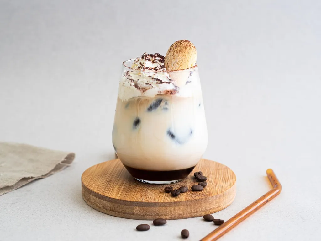 mrożona kawa tiramisu z bitą śmietaną, biszkoptem i kakao - Przepis Wszystkiego Słodkiego