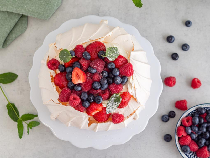 pavlova z mascarpone i świeżymi owocami