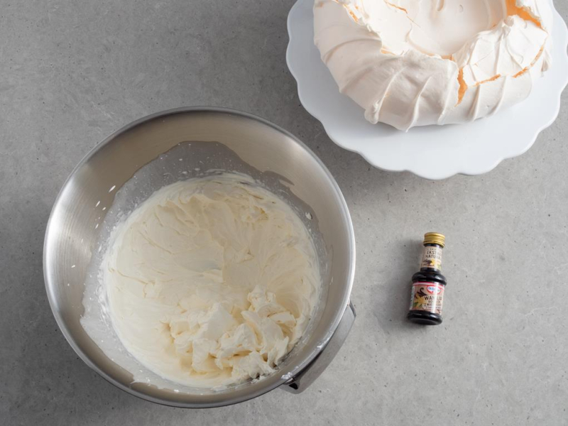 w misce ubity krem mascarpone z ekstraktem z wanilii Dr. Oetkera