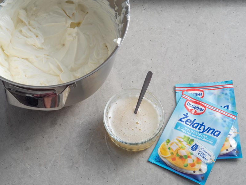 w misie masa serowa, w naczyniu rozpuszczona żelatyna uniwersalna Dr. Oetkera