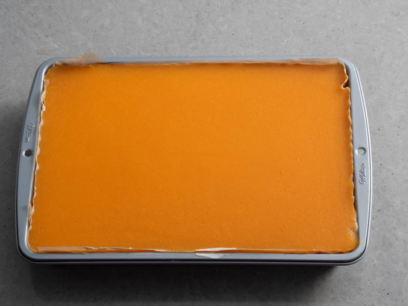 sernik japoński na zimno z warstwą brzoskwiniową na wierzchu