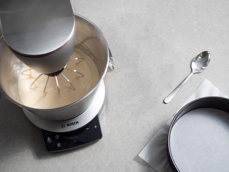 w robocie kuchennym bosch ubijane jajka z cukrem obok przygotowana tortownica dr.Oetkera