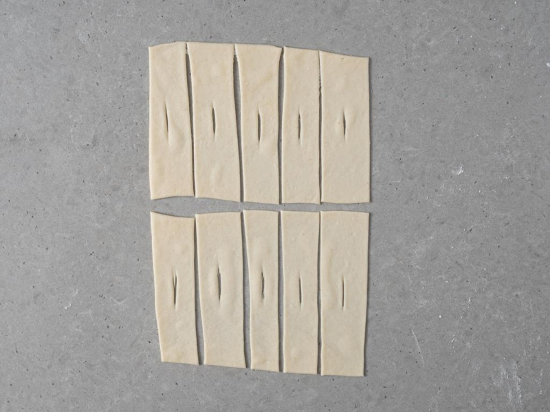 Rozwałkowane i nacięte ciasto na faworki wegańskie.