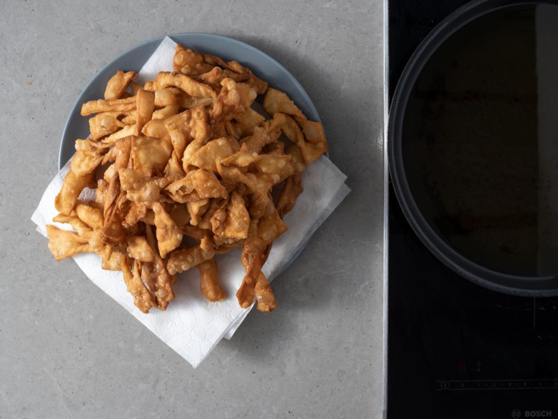 Usmażone faworki na talerzyku.