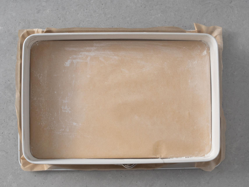 Prostokątna forma do pieczenia.