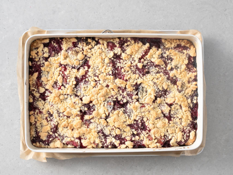 Upieczone ciasto kruche ze śliwkami i kruszonką.