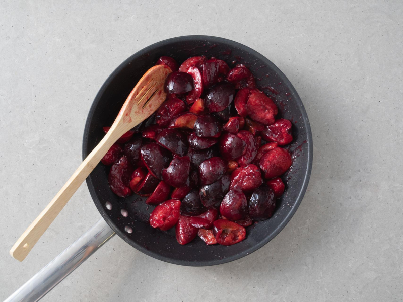 Podgrzane śliwki na patelni.