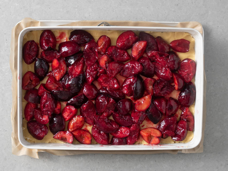 Śliwki wyłożone na cieście kruchym.