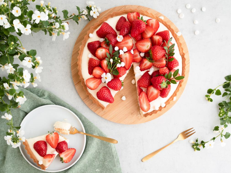 tarta z kremem diplomat i świeżymi truskawkami