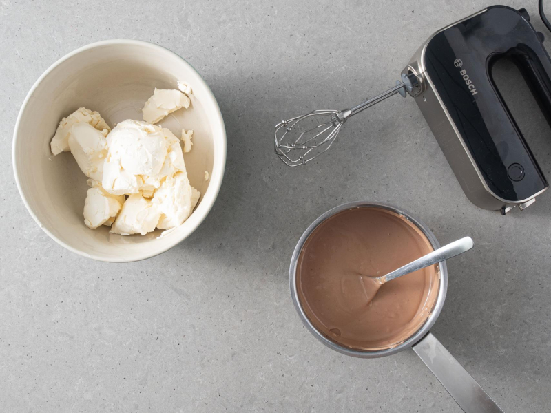 W misie serek philadephia, Obok rozpuszczona czekolada z batonikami kinder.