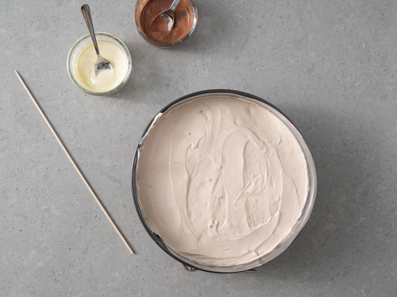 Przelana masa z batonikami kinder do formy.