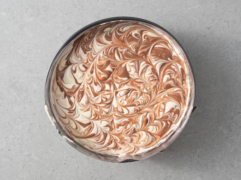 Ciasto kinderki polane czekoladą biała i mleczną.