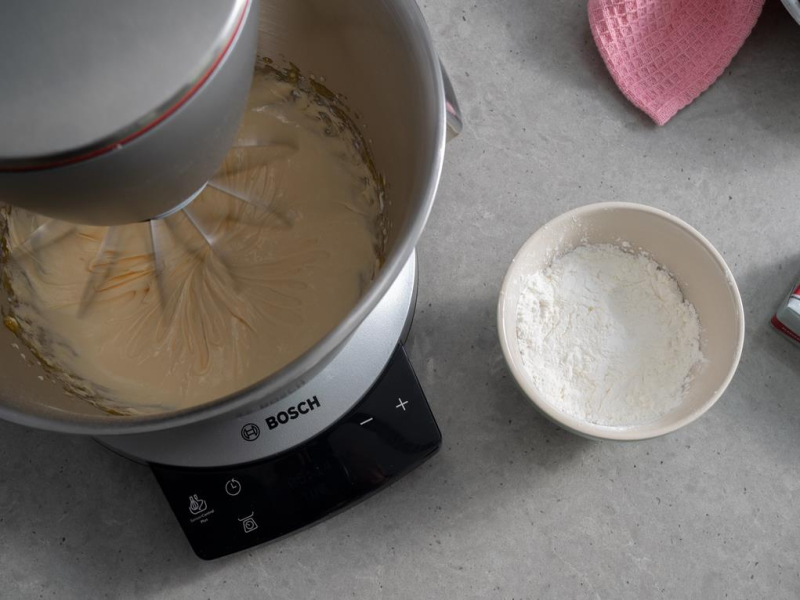 w misie robota utarte żółtka z cukrem