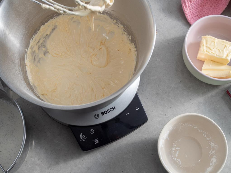 w misie robota bosch utarte żółtka z cukrem