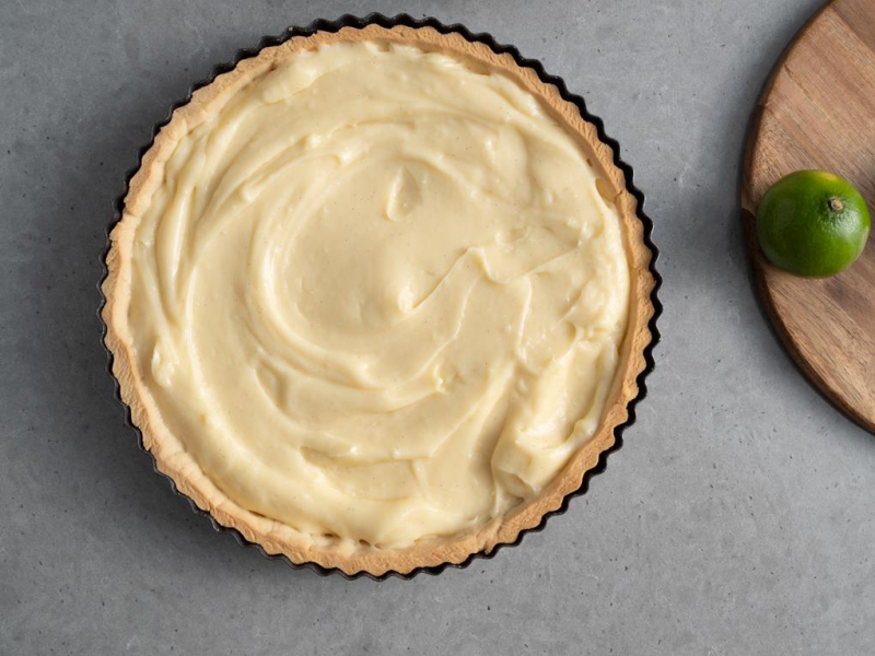 w foremce tarta wyłożona kremem patissiere