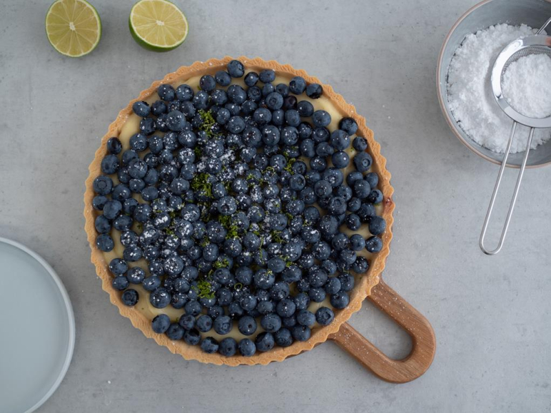 tarta z kremem budyniowym i borówkami