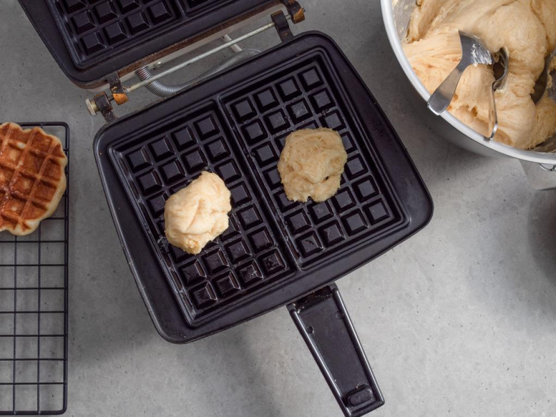 w gofrownicy porcje ciasta na gofry belgijskie