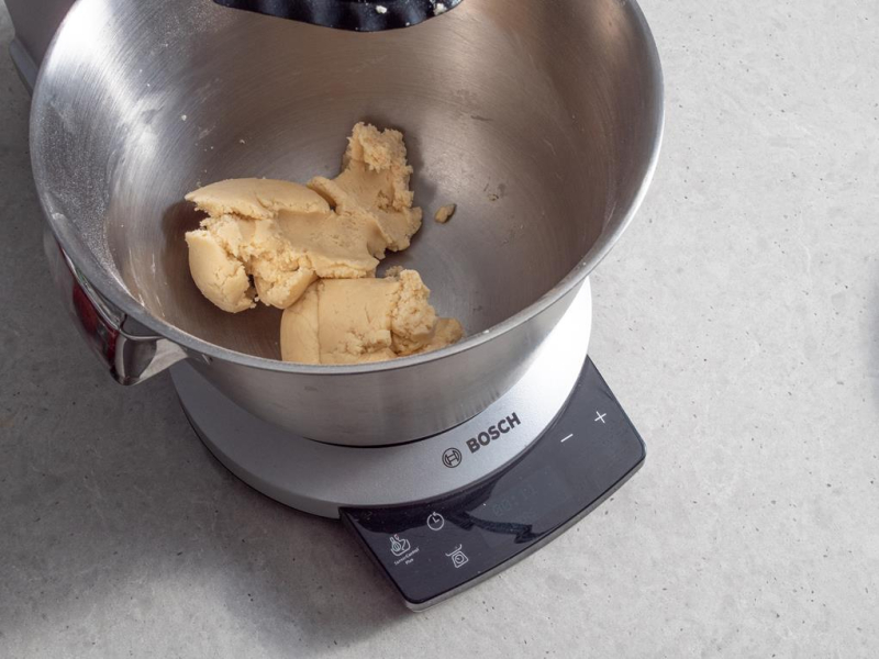 w misie robota Bosch zagniecione ciasto na tartę