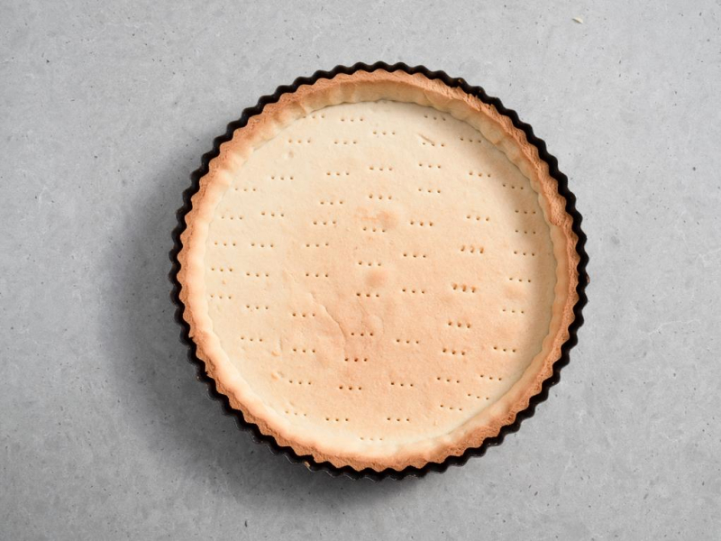 upieczony spód do tarty w foremce